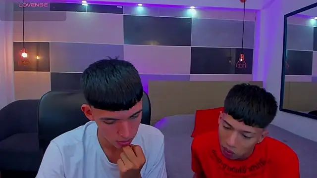 Snapshot of Juan_Nd_Steven chatting on 02/28/25, 04:54 Juan Nd Steven online show from 02/28/25, 04:54