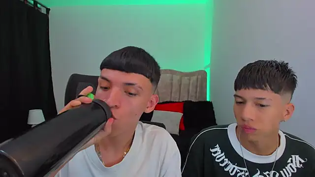Snapshot of Juan_Nd_Steven chatting on 10/03/25, 04:14 Juan Nd Steven online show from 10/03/25, 04:14
