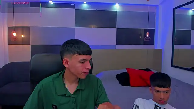 Snapshot of Juan_Nd_Steven chatting on 02/27/25, 04:24 Juan Nd Steven online show from 02/27/25, 04:24