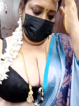 Snapshot of ashikaa_r chatting on 03/12/25, 06:53 ashikaa r online show from 03/12/25, 06:53