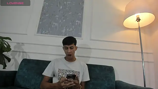 Snapshot of Lucian_Davi chatting on 02/20/25, 12:25 Lucian Davi online show from 02/20/25, 12:25