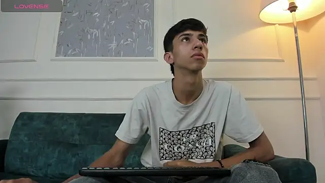 Snapshot of Lucian_Davi chatting on 03/04/25, 12:01 Lucian Davi online show from 03/04/25, 12:01