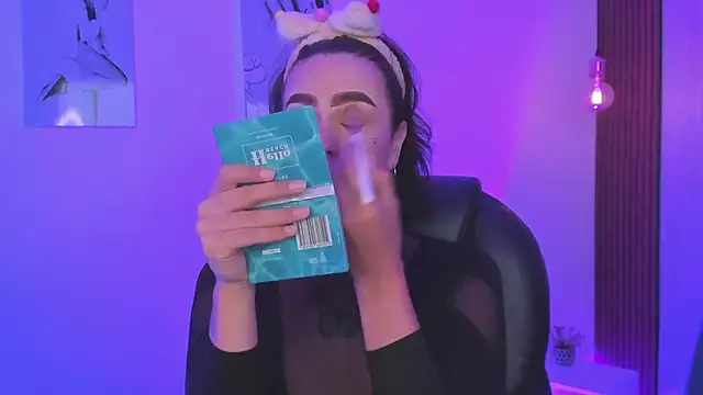 Snapshot of miah_connor chatting on 11/18/25, 07:39 miah connor online show from 11/18/25, 07:39