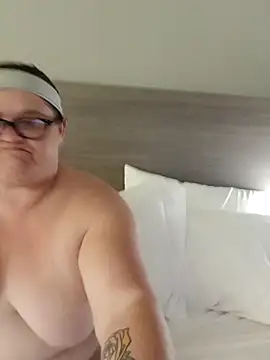 Snapshot of mcv131985 chatting on 11/04/25, 05:33 mcv131985 online show from 11/04/25, 05:33