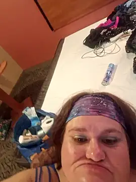 Snapshot of mcv131985 chatting on 10/17/25, 04:16 mcv131985 online show from 10/17/25, 04:16