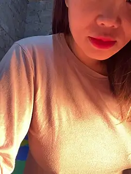 Snapshot of Laura8910 chatting on 12/03/24, 02:20 Laura8910 online show from 12/03/24, 02:20