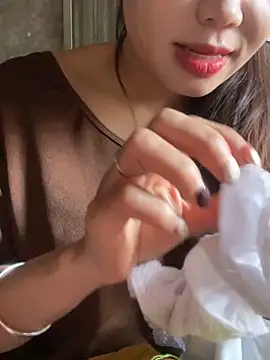 Snapshot of Laura8910 chatting on 03/21/25, 05:21 Laura8910 online show from 03/21/25, 05:21