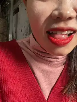 Snapshot of Laura8910 chatting on 02/25/25, 03:42 Laura8910 online show from 02/25/25, 03:42