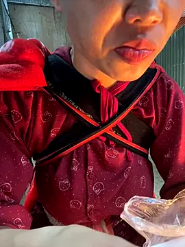 Snapshot of Laura8910 chatting on 11/11/25, 12:38 Laura8910 online show from 11/11/25, 12:38