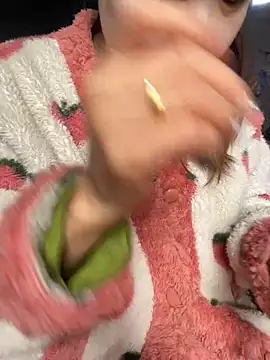 Snapshot of Laura8910 chatting on 03/17/25, 07:57 Laura8910 online show from 03/17/25, 07:57