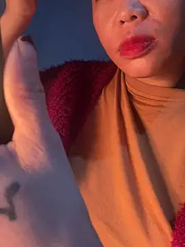 Snapshot of Laura8910 chatting on 12/13/24, 01:01 Laura8910 online show from 12/13/24, 01:01