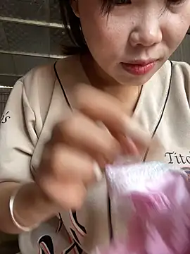 Snapshot of Laura8910 chatting on 03/04/25, 03:22 Laura8910 online show from 03/04/25, 03:22