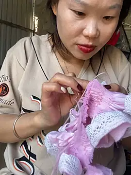 Snapshot of Laura8910 chatting on 03/05/25, 08:54 Laura8910 online show from 03/05/25, 08:54