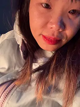 Snapshot of Laura8910 chatting on 12/14/24, 04:41 Laura8910 online show from 12/14/24, 04:41