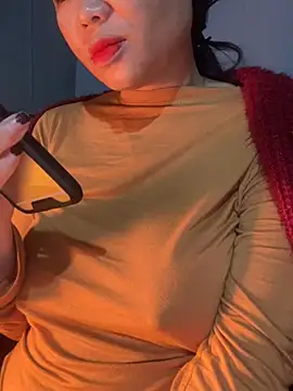 Snapshot of Laura8910 chatting on 12/12/24, 12:12 Laura8910 online show from 12/12/24, 12:12