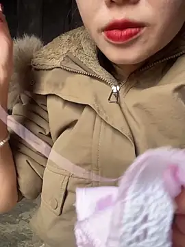 Snapshot of Laura8910 chatting on 03/07/25, 02:25 Laura8910 online show from 03/07/25, 02:25