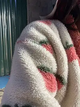 Snapshot of Laura8910 chatting on 03/19/25, 05:08 Laura8910 online show from 03/19/25, 05:08