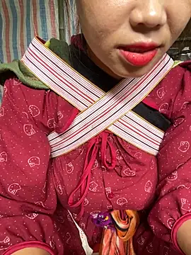 Snapshot of Laura8910 chatting on 11/10/25, 03:11 Laura8910 online show from 11/10/25, 03:11