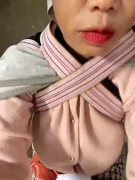 Snapshot of Laura8910 chatting on 11/15/25, 04:49 Laura8910 online show from 11/15/25, 04:49