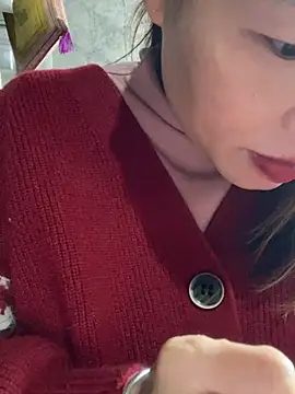 Snapshot of Laura8910 chatting on 02/26/25, 06:19 Laura8910 online show from 02/26/25, 06:19