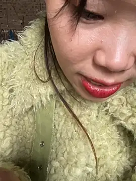 Snapshot of Laura8910 chatting on 02/20/25, 04:18 Laura8910 online show from 02/20/25, 04:18