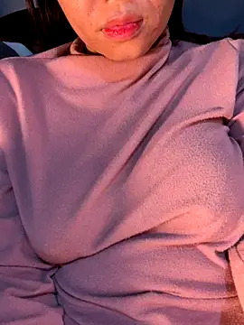 Snapshot of Laura8910 chatting on 12/05/24, 12:06 Laura8910 online show from 12/05/24, 12:06