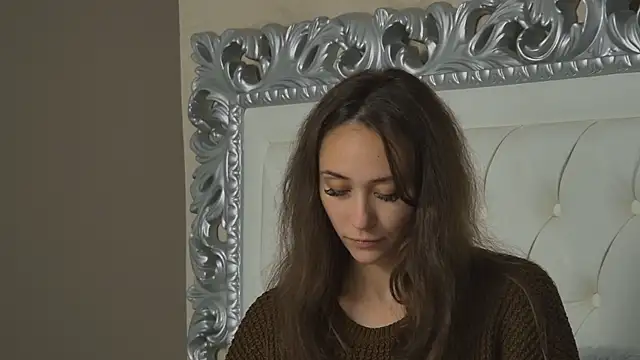 Snapshot of AliceMunro chatting on 10/10/25, 03:57 AliceMunro online show from 10/10/25, 03:57