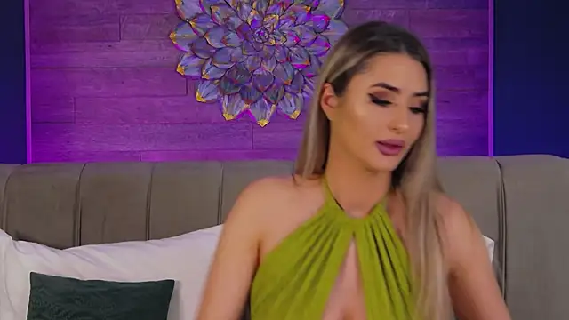 LoraDevine online show from 01/09/26, 08:05