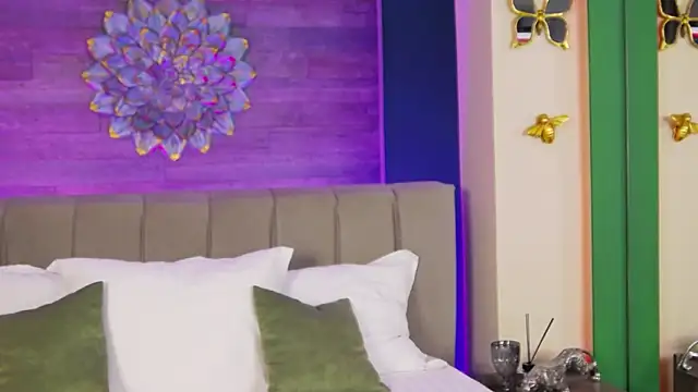 LoraDevine online show from 11/05/25, 08:34