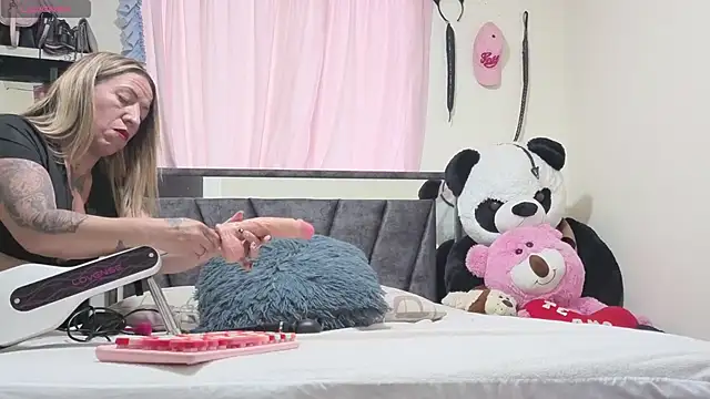 Hotsamantamature online show from 10/22/25, 09:57