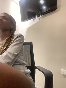 Snapshot of adaraSmiith chatting on 01/14/25, 11:42 adaraSmiith online show from 01/14/25, 11:42