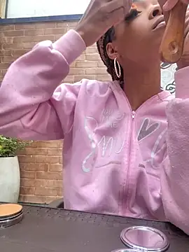 Snapshot of adaraSmiith chatting on 01/08/25, 11:32 adaraSmiith online show from 01/08/25, 11:32