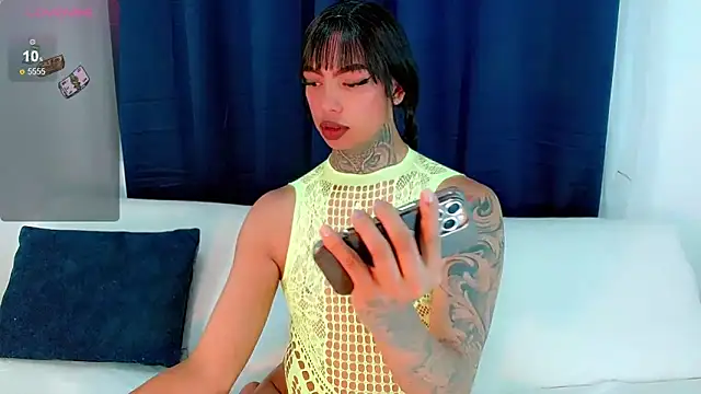 Snapshot of laura_sweett120 chatting on 11/29/25, 04:12 laura sweett120 online show from 11/29/25, 04:12