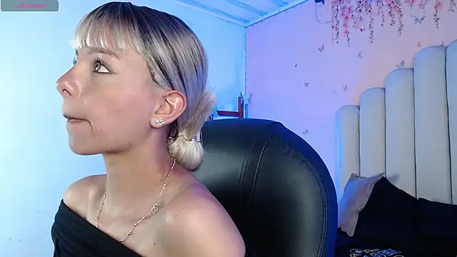 Snapshot of peyton_golden1 chatting on 09/24/25, 03:35 peyton golden1 online show from 09/24/25, 03:35