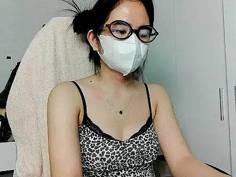 Snapshot of Yin-girl chatting on 11/19/25, 07:52 Yin-girl online show from 11/19/25, 07:52