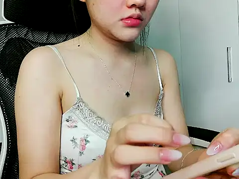 Snapshot of Yin-girl chatting on 11/30/25, 04:19 Yin-girl online show from 11/30/25, 04:19