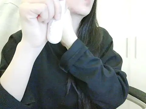 Snapshot of Yin-girl chatting on 11/04/25, 08:23 Yin-girl online show from 11/04/25, 08:23