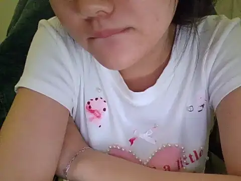 Snapshot of Yin-girl chatting on 09/19/25, 08:02 Yin-girl online show from 09/19/25, 08:02