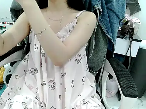 Snapshot of Yin-girl chatting on 10/14/25, 07:25 Yin-girl online show from 10/14/25, 07:25