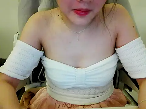 Snapshot of Yin-girl chatting on 12/01/25, 07:37 Yin-girl online show from 12/01/25, 07:37