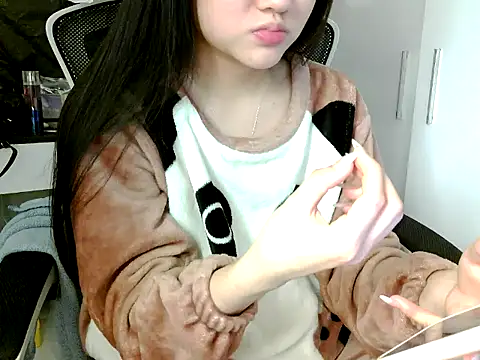 Snapshot of Yin-girl chatting on 12/14/25, 05:40 Yin-girl online show from 12/14/25, 05:40