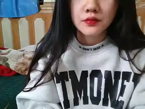 Snapshot of Yin-girl chatting on 02/17/25, 11:44 Yin-girl online show from 02/17/25, 11:44