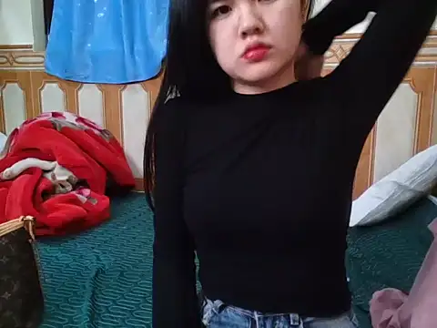 Snapshot of Yin-girl chatting on 02/20/25, 11:42 Yin-girl online show from 02/20/25, 11:42