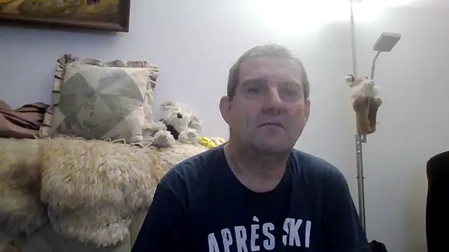 Snapshot of Lutzi1 chatting on 02/11/25, 07:27 Lutzi1 online show from 02/11/25, 07:27