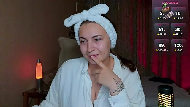 LisaCase online show from 11/28/25, 03:01