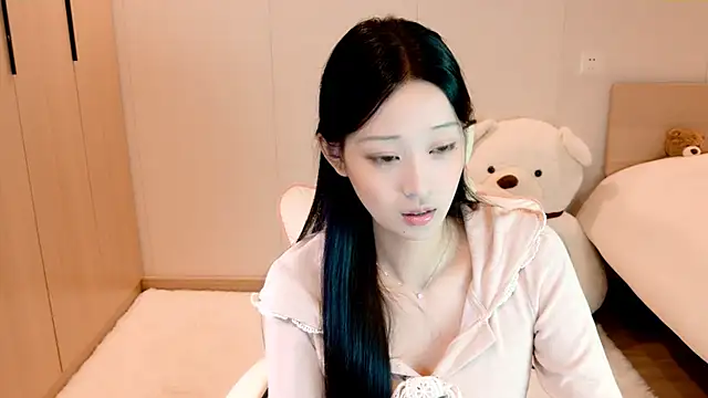 Snapshot of Xueb_J chatting on 12/03/24, 10:34 Xueb J online show from 12/03/24, 10:34