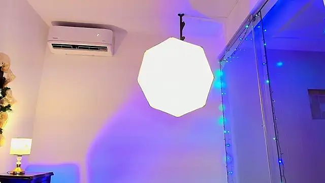 MOLLYWOODD online show from 12/17/25, 10:15