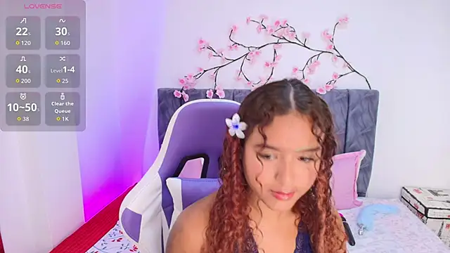Snapshot of Sophiee_Velvet chatting on 05/29/26, 02:12 Sophiee Velvet online show from 05/29/26, 02:12