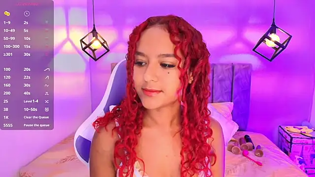 Snapshot of Sophiee_Velvet chatting on 10/13/25, 03:24 Sophiee Velvet online show from 10/13/25, 03:24