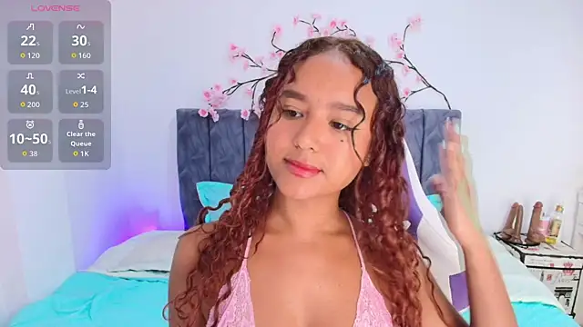 Snapshot of Sophiee_Velvet chatting on 04/22/26, 04:47 Sophiee Velvet online show from 04/22/26, 04:47